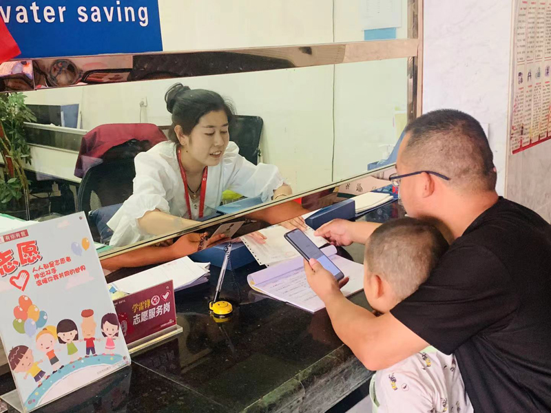 客服人員耐心解答群眾需求.jpg 客服人員耐心解答群眾需求.jpg