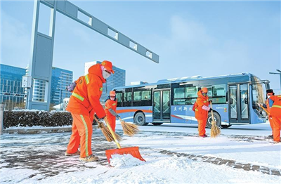 蘭州新區市政集團第一時(shí)間組織清潔工開(kāi)展清雪除冰工作